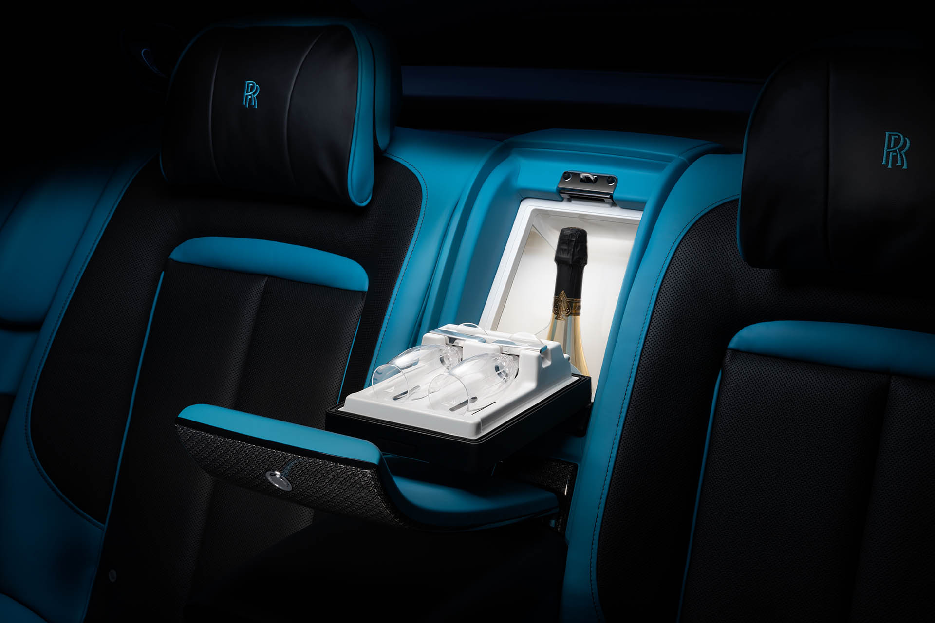 暗黑女神再加一！Rolls-Royce 發布 Ghost Black Badge 性能強化車型