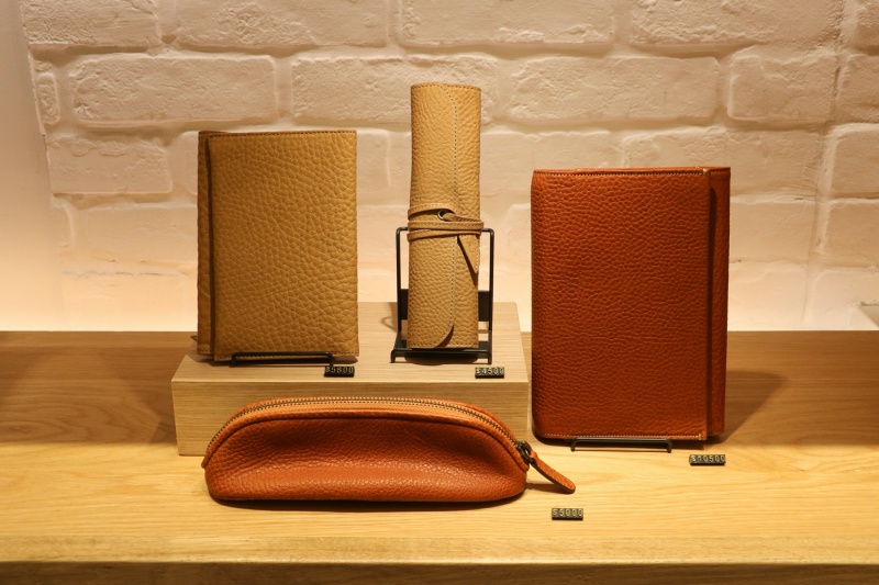 極致匠心之作！日本頂級手工皮革包品牌「土屋鞄製造所」二店正式登陸信義誠品！