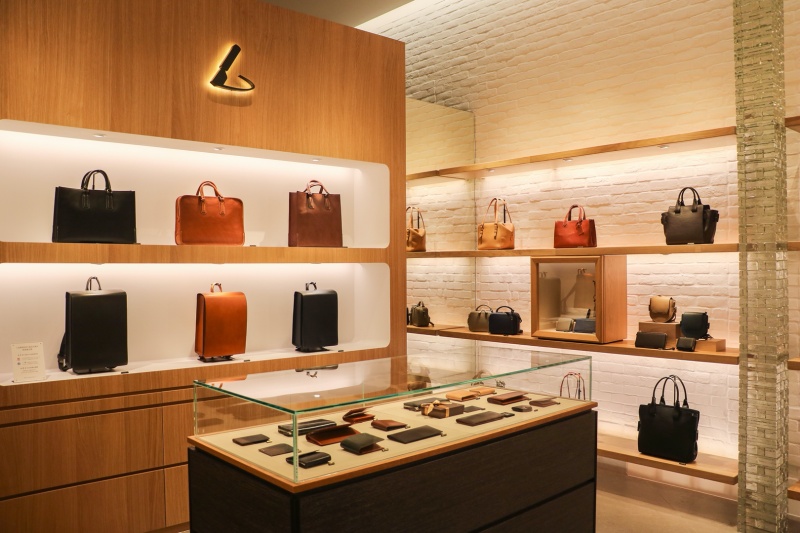 極致匠心之作！日本頂級手工皮革包品牌「土屋鞄製造所」二店正式登陸信義誠品！