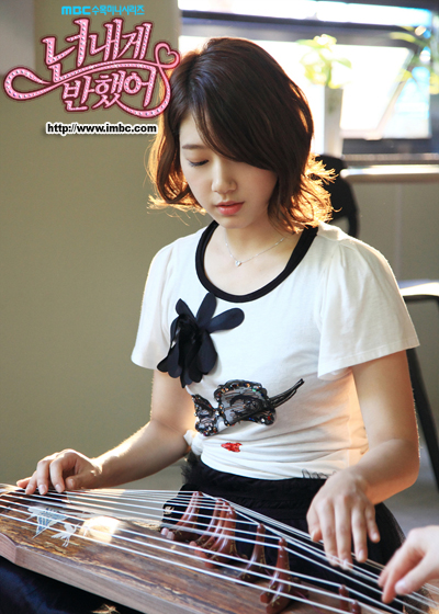 雙囍臨門！用 7 點帶你認識最美未婚妻、業界最想合作演員「朴信惠」，出道、認愛全過程一次看！