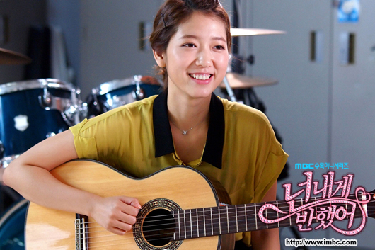 雙囍臨門！用 7 點帶你認識最美未婚妻、業界最想合作演員「朴信惠」，出道、認愛全過程一次看！