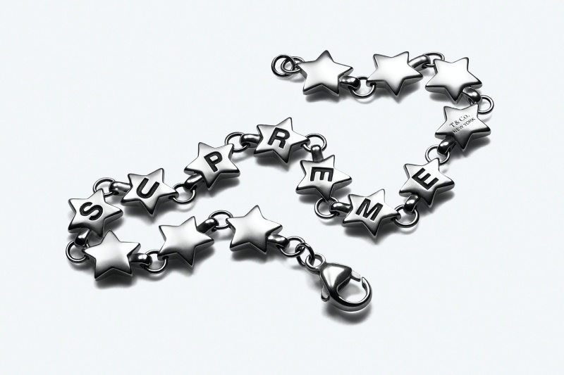 Supreme x Tiffany & Co. 聯乘系列正式登場，蒂芬尼綠 Bogo Tee 和珍珠項鍊必收！