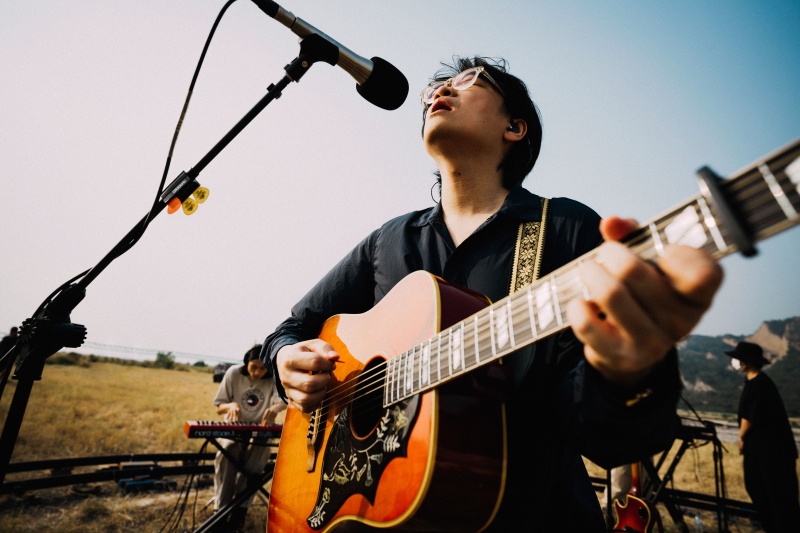 TOMMY HILFIGER x TIMBERLAND 首次秋冬聯名登場，金曲最佳樂團「落日飛車」深入戶外 在夕陽下迷離演繹！