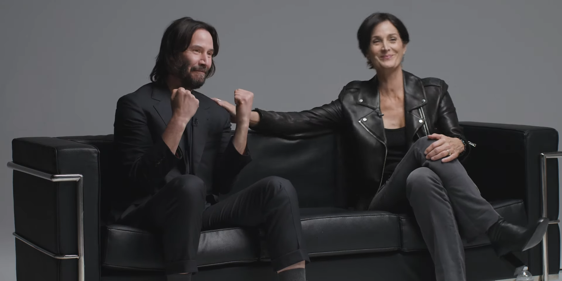 太爽啦！基努李維知道能跟自己演 AV 床戰表示：「喔耶！」