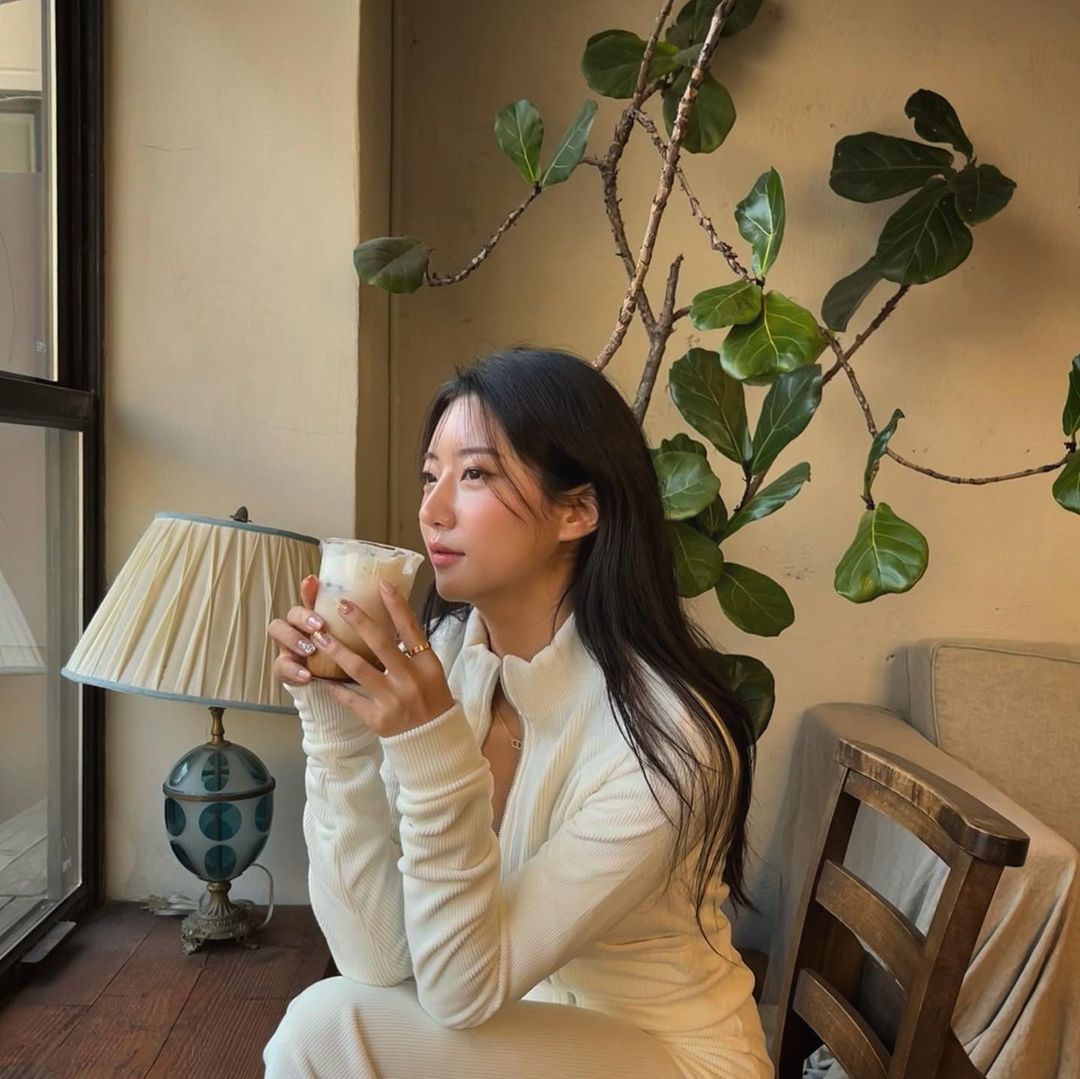 《單身即地獄》持續爆火！性感、甜美一把抓，帶你認識 4 位美女成員，尤其撞臉「厭世 Jennie」的她爆紅！