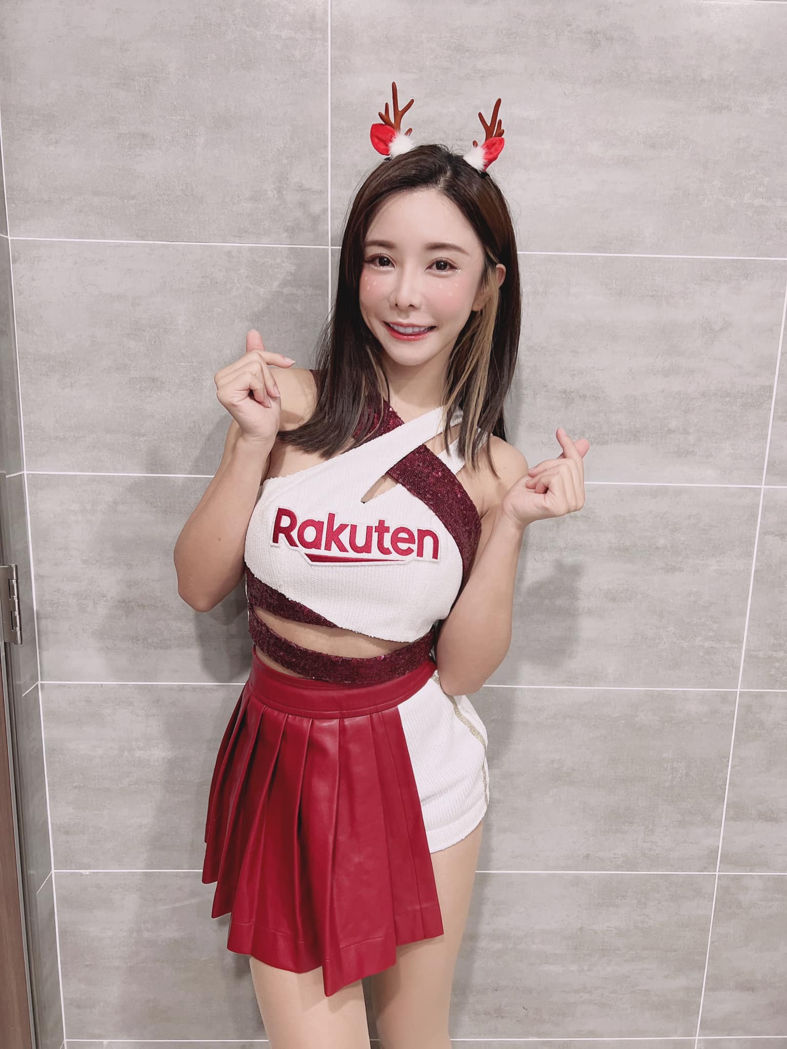 中華職棒樂天桃猿啦啦隊「Rakuten Girls」巫苡萱外型亮眼。