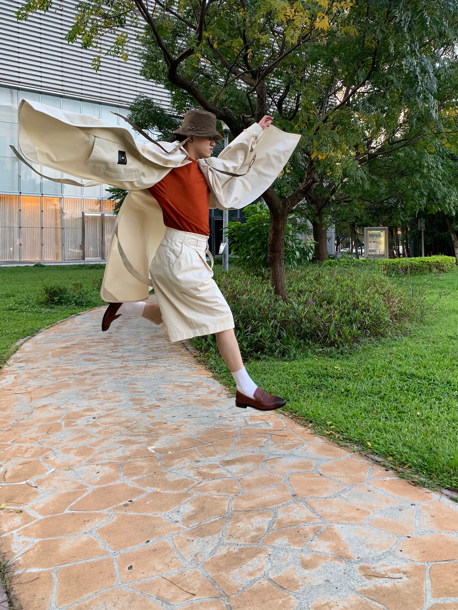 Chacha蔡查爾x HERLS再一次合作演出，展演獨特型格LOOKBOOK。