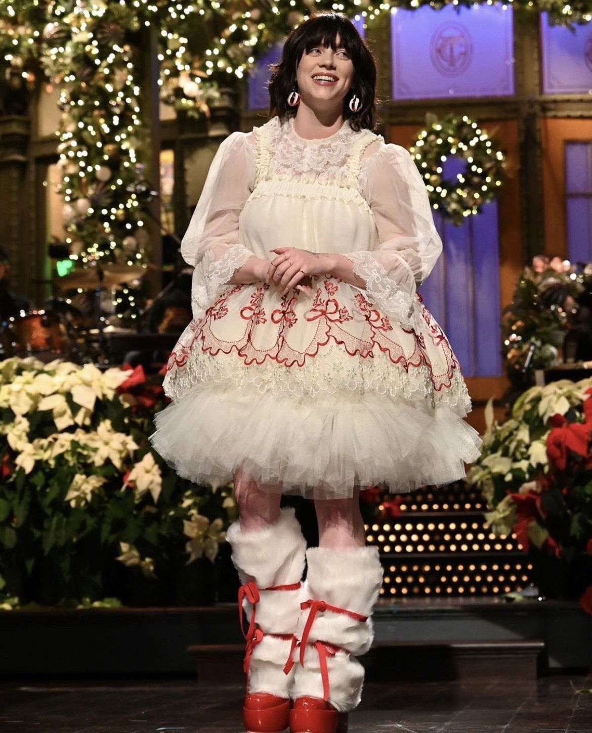 怪奇比莉近日登上《週六夜現場》穿著新銳時裝設計師西蒙尼羅沙（Simone Rocha）的 2022 春夏紅白洋裝