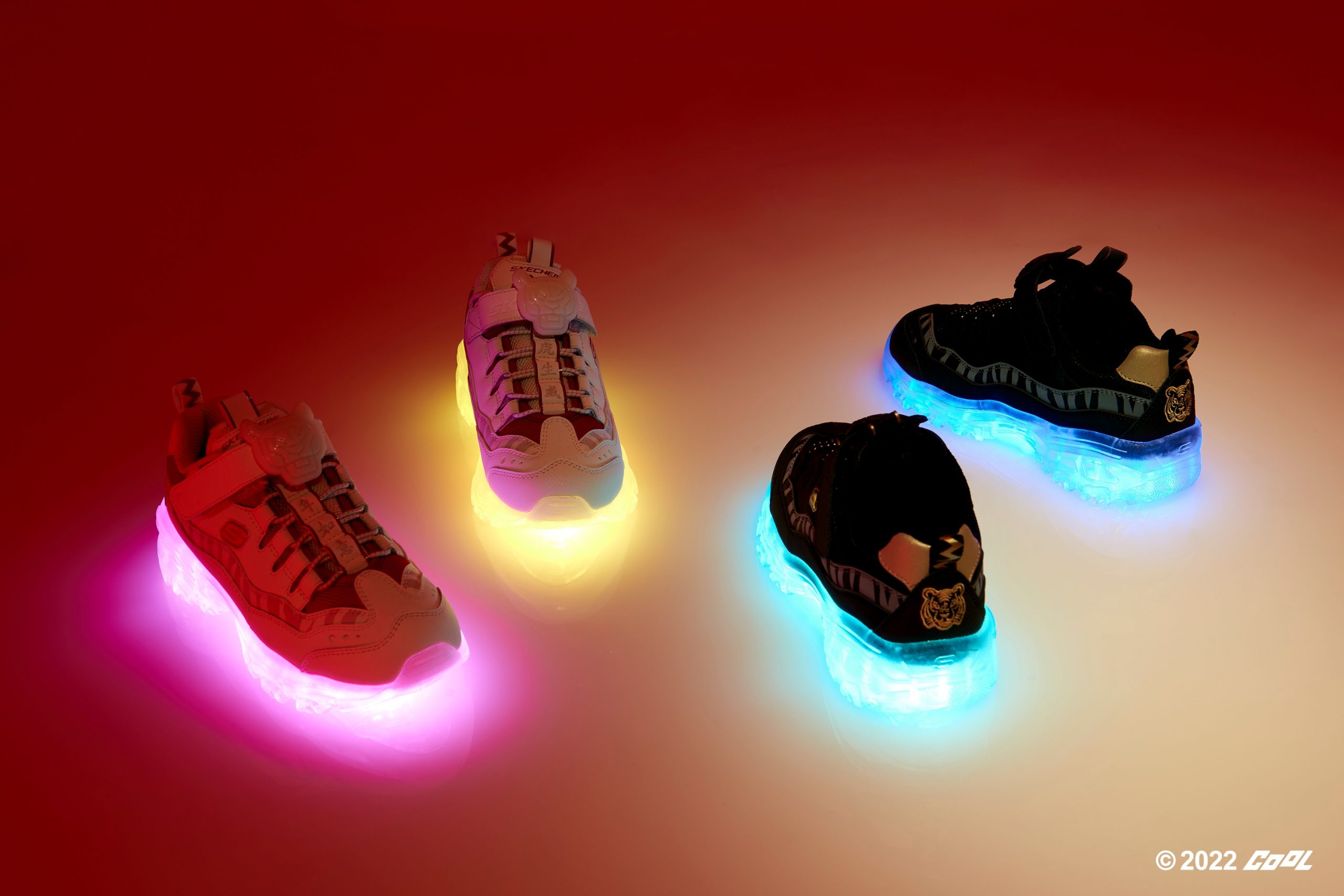 SKECHERS也因應新春推出了限定版的ICE D'LITES極地冰燈鞋系列
