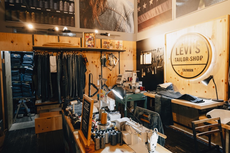 不用左思右想！ ShiShi 孫盛希、 Chrisflow 唐仲彣帶你到 LEVI’S Tailor Shop 用丹寧外套找到與眾不同的冬日穿搭靈感！