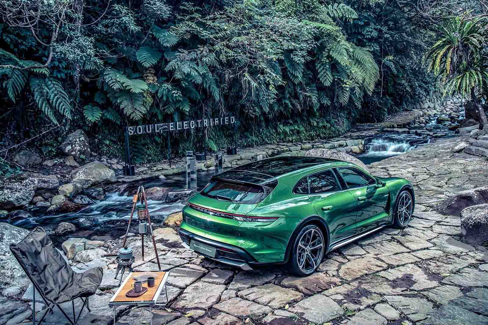 Porsche Taycan Cross Turismo-1