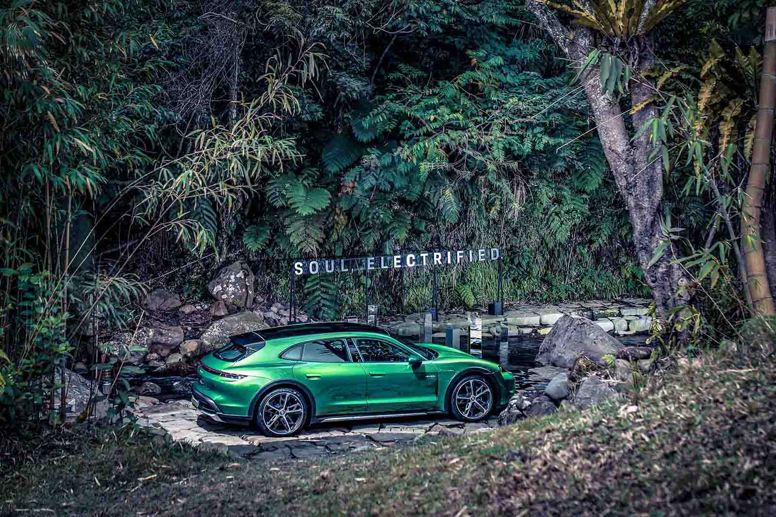 Porsche Taycan Cross Turismo-1