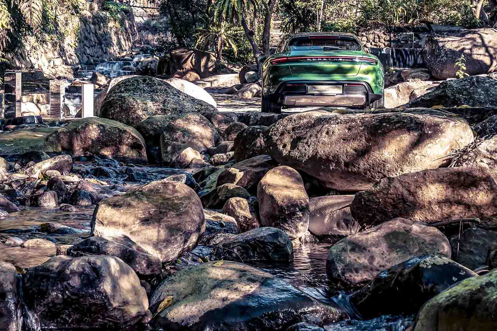 Porsche Taycan Cross Turismo-1