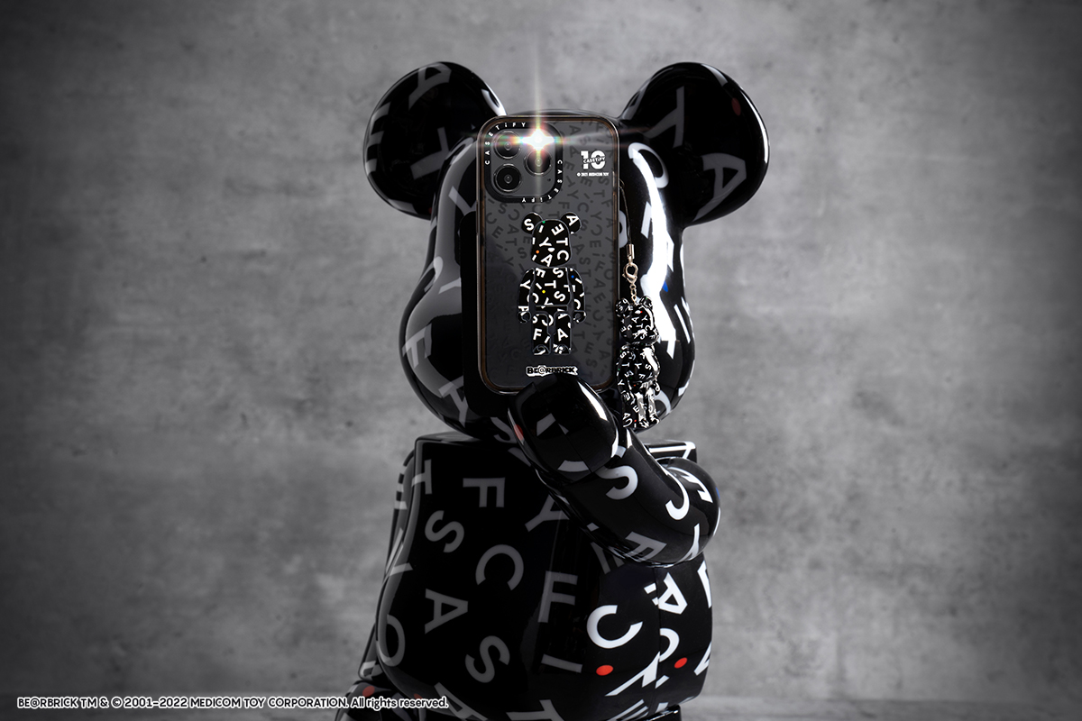 BE@RBRICK x CASETiFY 限量聯名系列包含以 CASETiFY 經典 Logo 為設計的黑色 BE@RBRICK 藝術玩具，以及與之成套的同款設計手機殼