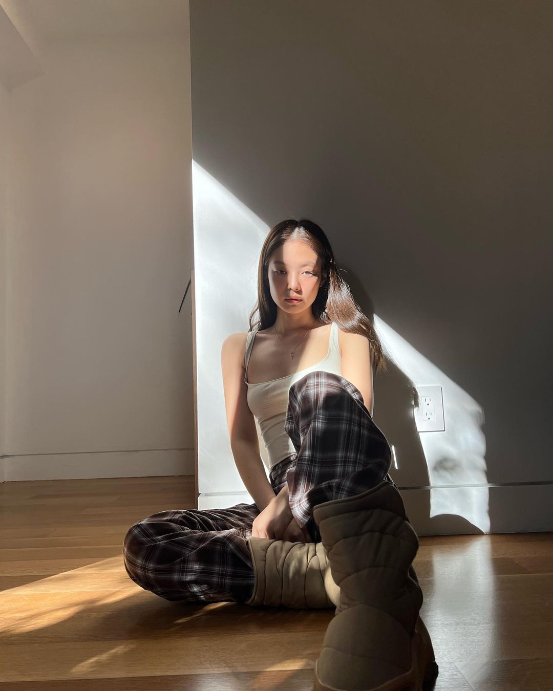 Jennie 同款你敢說不香？adidas YEEZY NSLTD BT「黑魂 3M 反光」不醜吧？