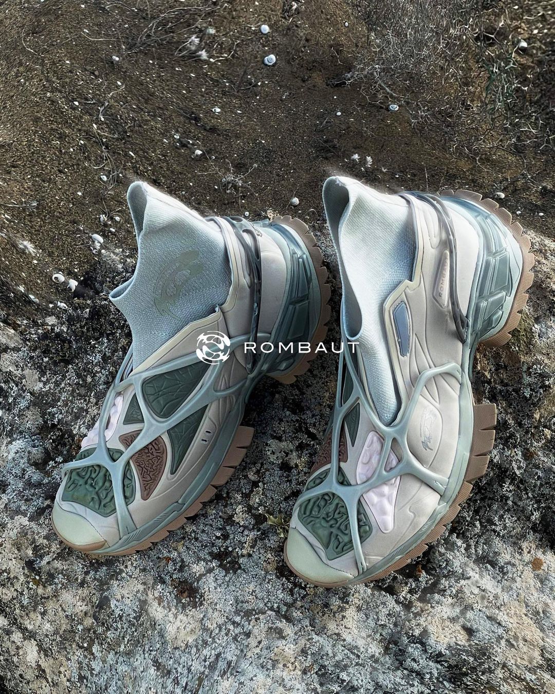 來自比利時的球鞋品牌 Rombaut 在這點上便做得算不錯，點進官網來看，材質的原料說明都有相當明確的介紹，例如從食品工業丟棄的果核果皮經過加工「變造」為皮革、使用藻類混合樹脂抵銷生產 EVA 緩震素材的傳統製程，皆是實現對環境的保育。