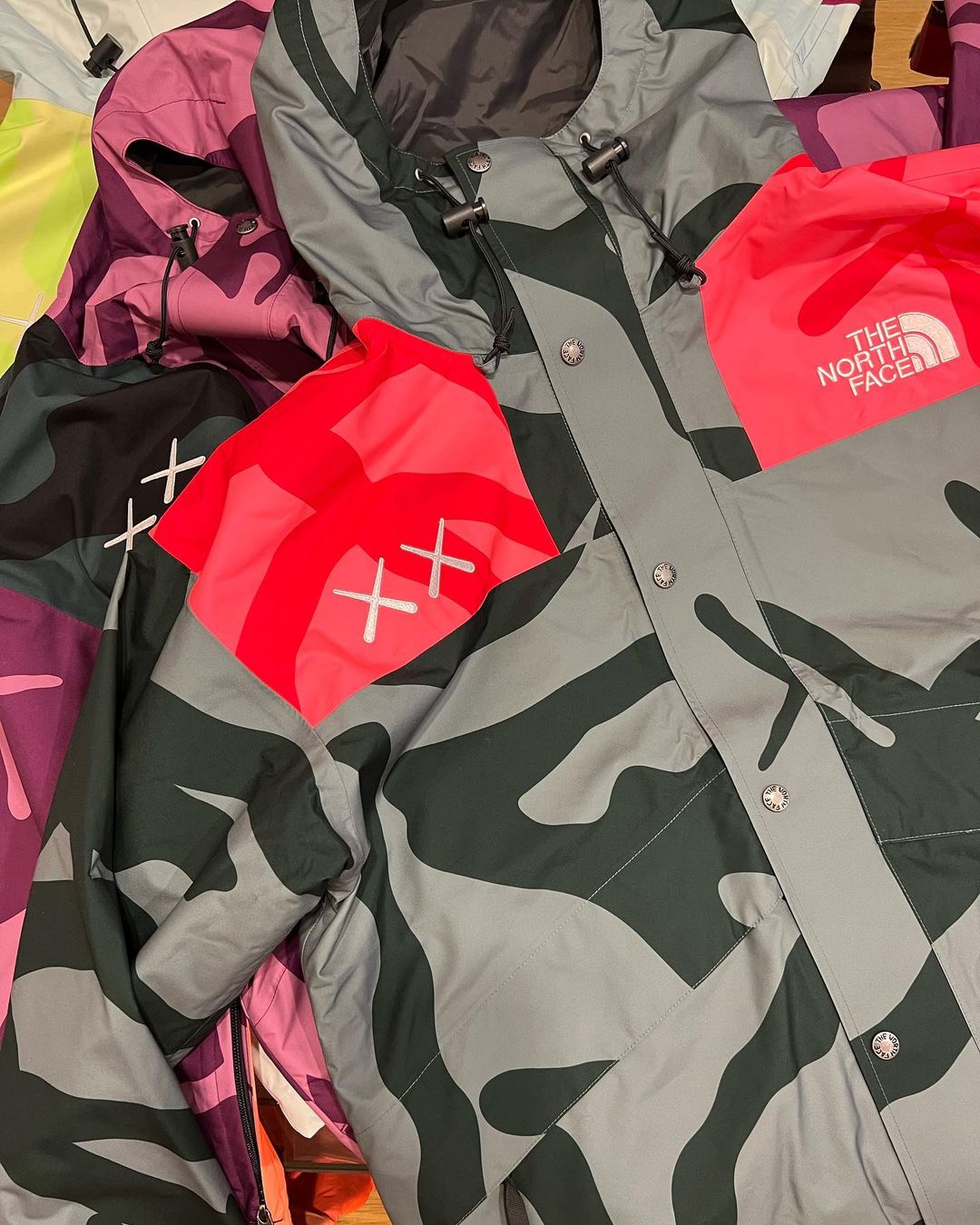 2022 年剛開始就出大事！ KAWS x The North Face 首次聯乘系列即將登場！