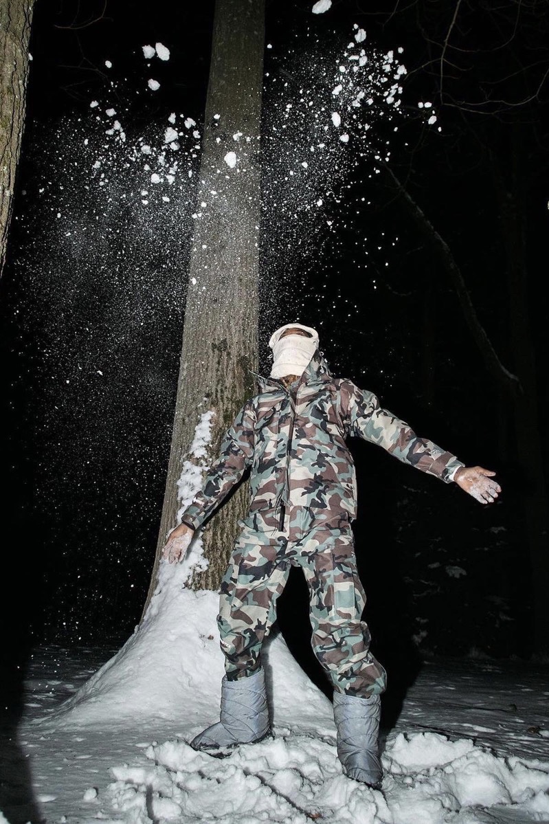 Jennie 同款你敢說不香？adidas YEEZY NSLTD BT「黑魂 3M 反光」不醜吧？