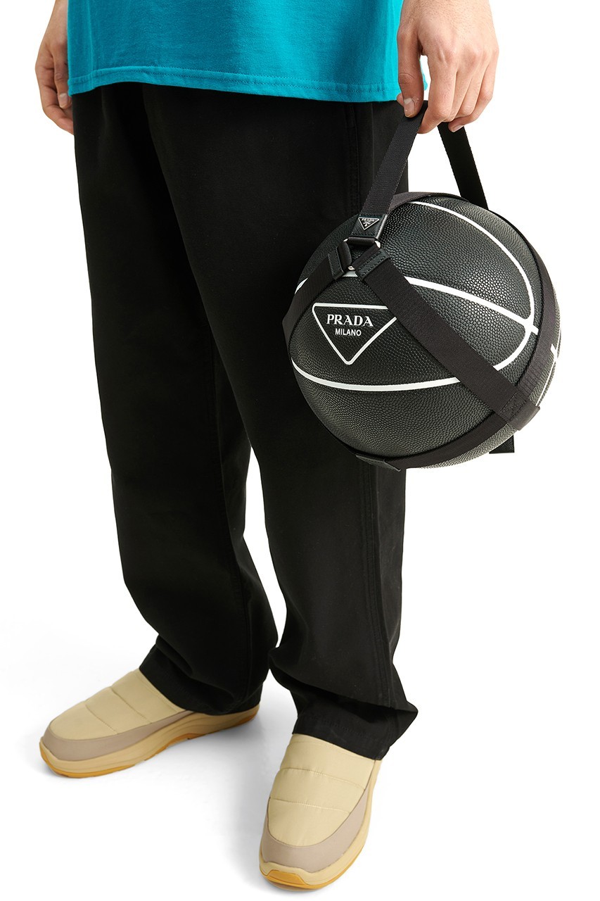隨著 2022 秋冬男裝時裝秀「Body Of Work」登場讓人們細細回味後，奢侈品牌 Prada 即刻再創話題新作，帶來要價 $660 美元的「黑魂籃球」。
