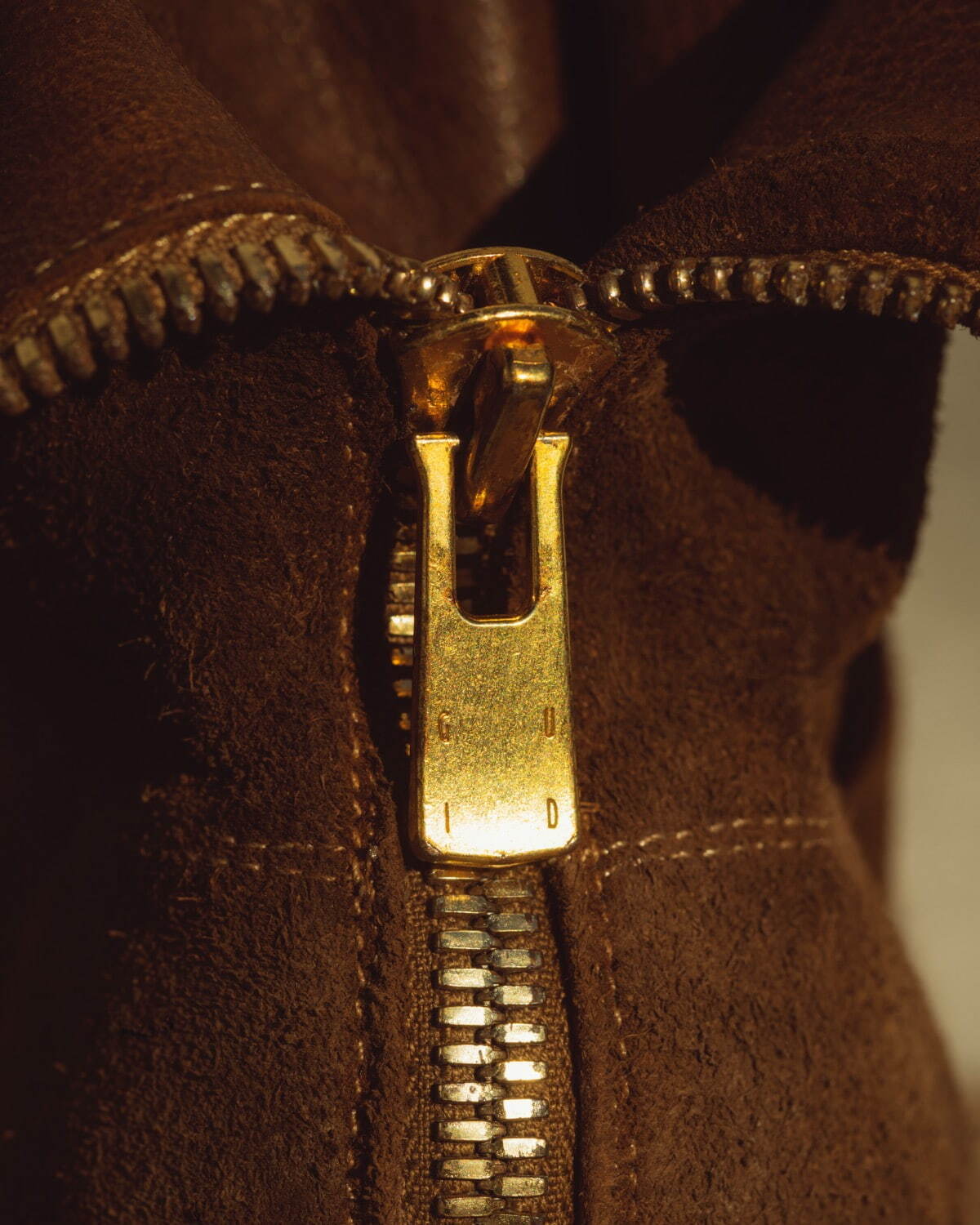 以質感著稱的義大利皮革配飾品牌 GUIDI，憑藉遵循傳統工法製造而聞名，亦時常提供皮料給眾多奢侈時裝屋們，是在時尚圈內最著名的存在。近期，GUIDI 便攜手日本時裝品牌 UNDERCOVER 推出全新男士靴款。