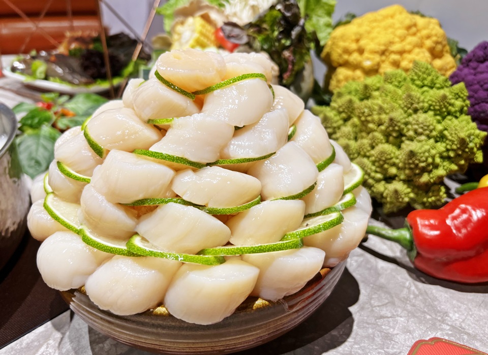 歡慶開幕，點「嚮辣」指定套餐可享北海道生食級干貝吃到飽。