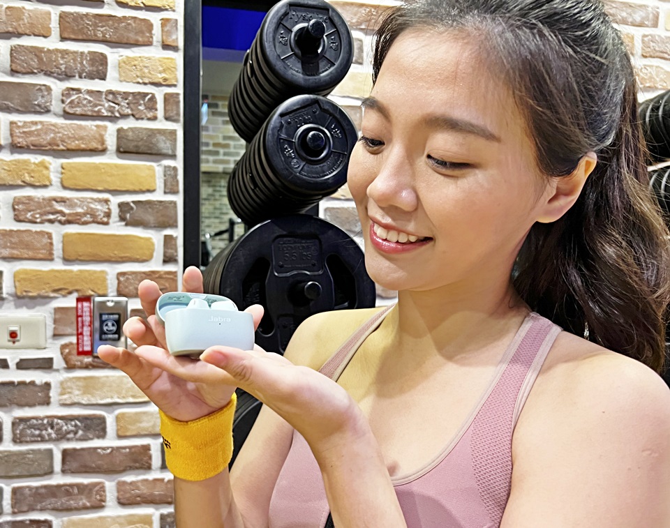 【2022 年版】真無線藍牙耳機推薦 TOP5！Apple, Jabra, Sony...人氣品牌、高中低價位任君挑選