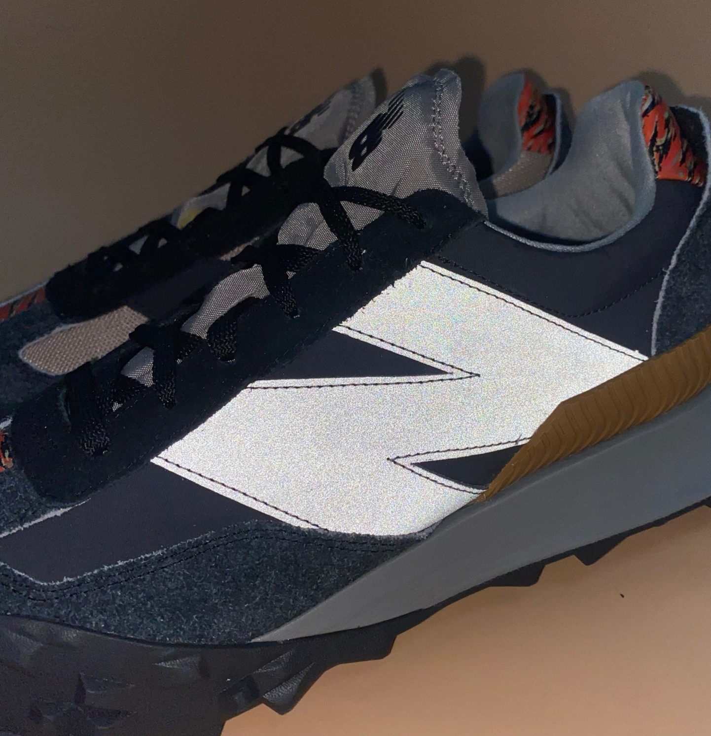 COOL 開箱｜誰說新年一定要大紅色？ 近賞 New Balance 虎年限定系列，加碼「非賣品」平衡積木組！