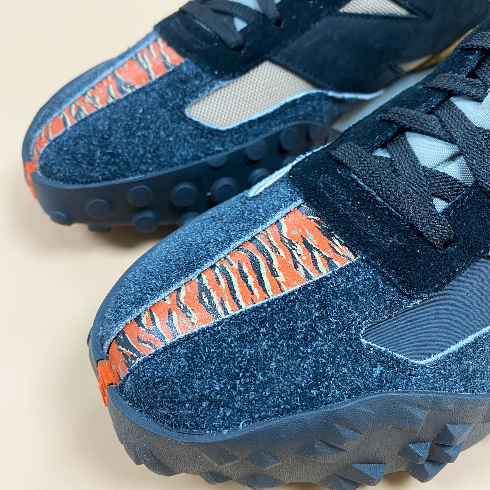 COOL 開箱｜誰說新年一定要大紅色？ 近賞 New Balance 虎年限定系列，加碼「非賣品」平衡積木組！