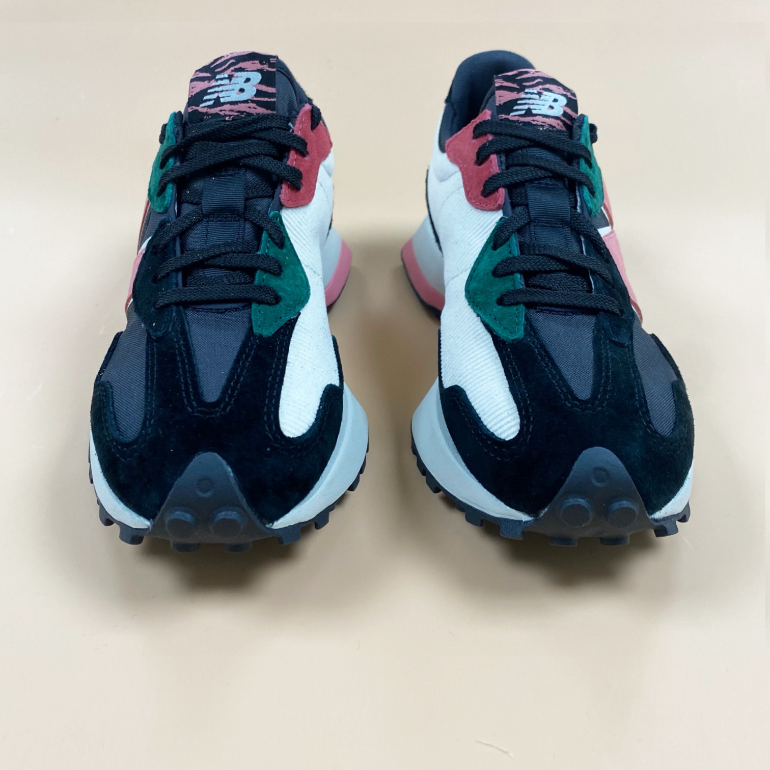 COOL 開箱｜誰說新年一定要大紅色？ 近賞 New Balance 虎年限定系列，加碼「非賣品」平衡積木組！