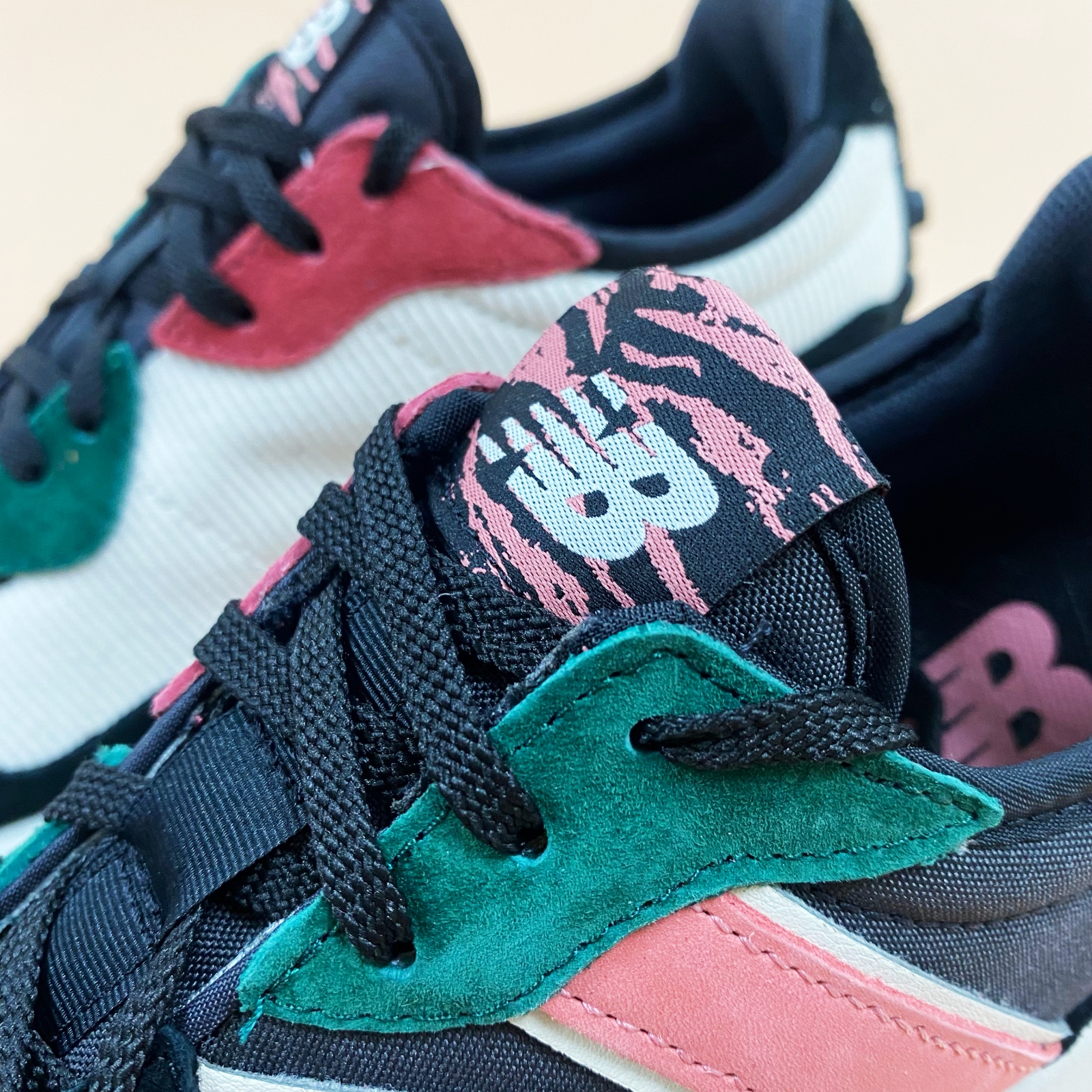 COOL 開箱｜誰說新年一定要大紅色？ 近賞 New Balance 虎年限定系列，加碼「非賣品」平衡積木組！