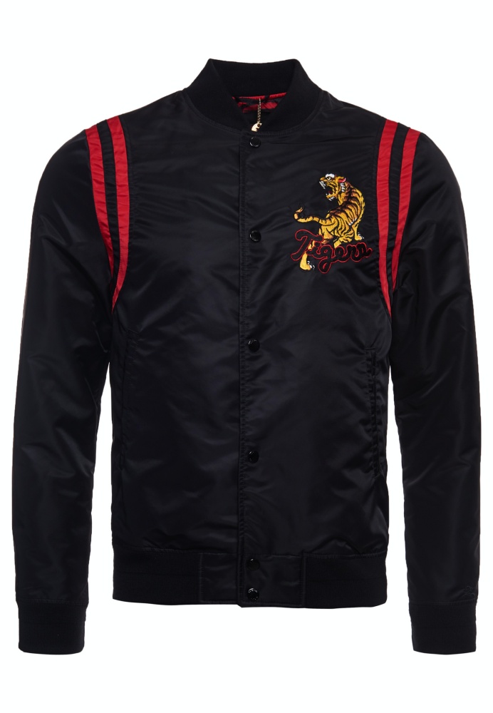 龍精虎猛！ SUPERDRY 推出新春系列服飾，翻玩經典 ROCKABILLY 鄉村搖滾復古穿搭！