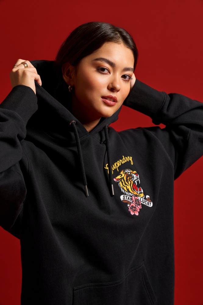 龍精虎猛！ SUPERDRY 推出新春系列服飾，翻玩經典 ROCKABILLY 鄉村搖滾復古穿搭！
