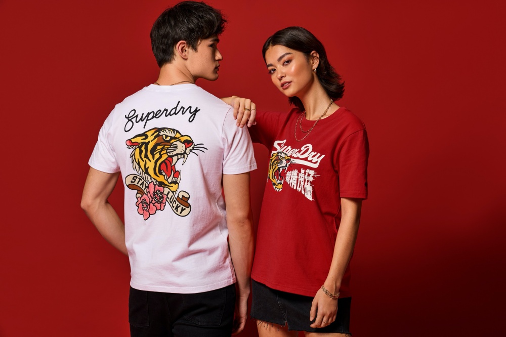 龍精虎猛！ SUPERDRY 推出新春系列服飾，翻玩經典 ROCKABILLY 鄉村搖滾復古穿搭！