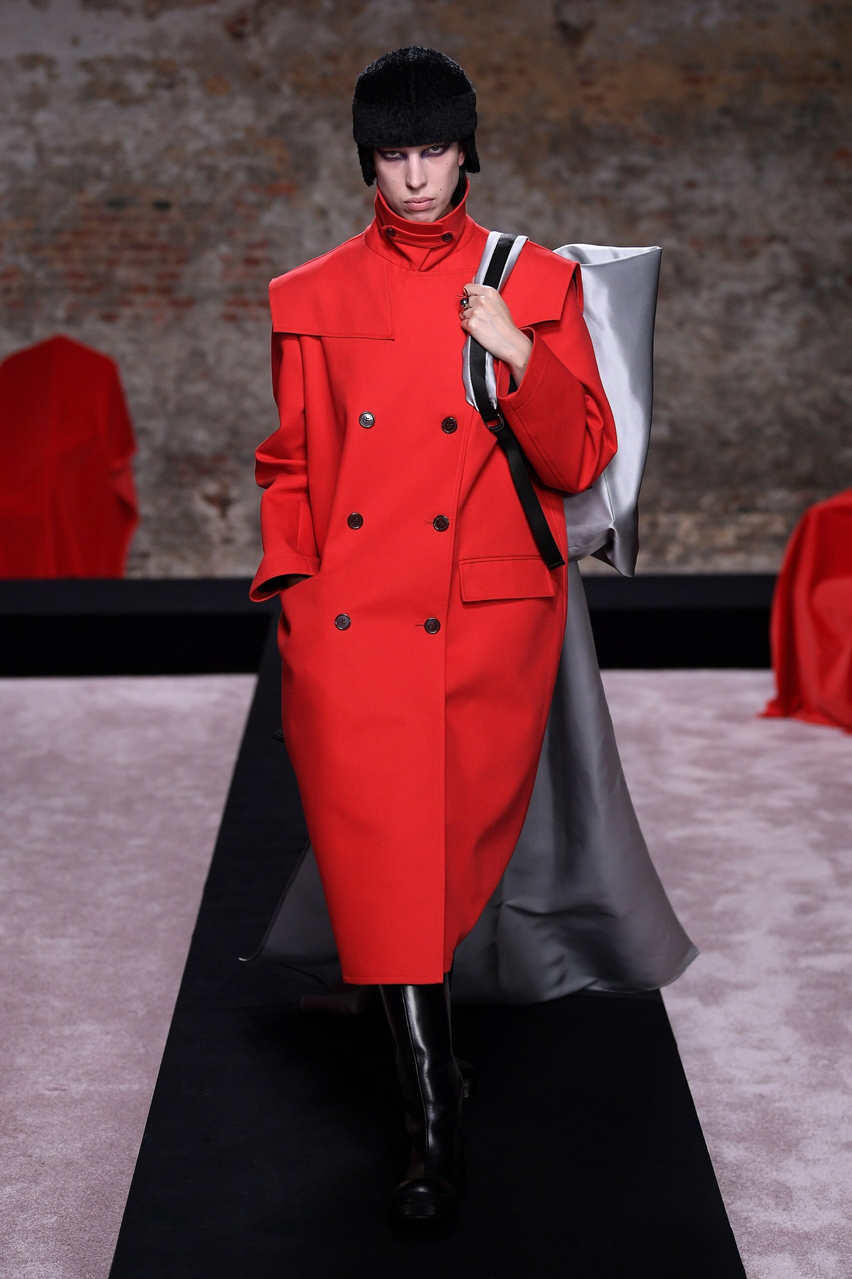 嚴肅詭異？Raf Simons 2022 秋季成衣系列登場