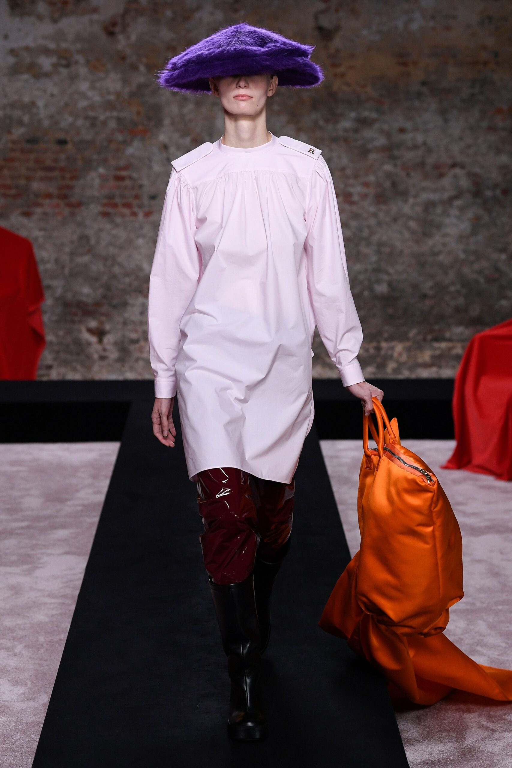 嚴肅詭異？Raf Simons 2022 秋季成衣系列登場