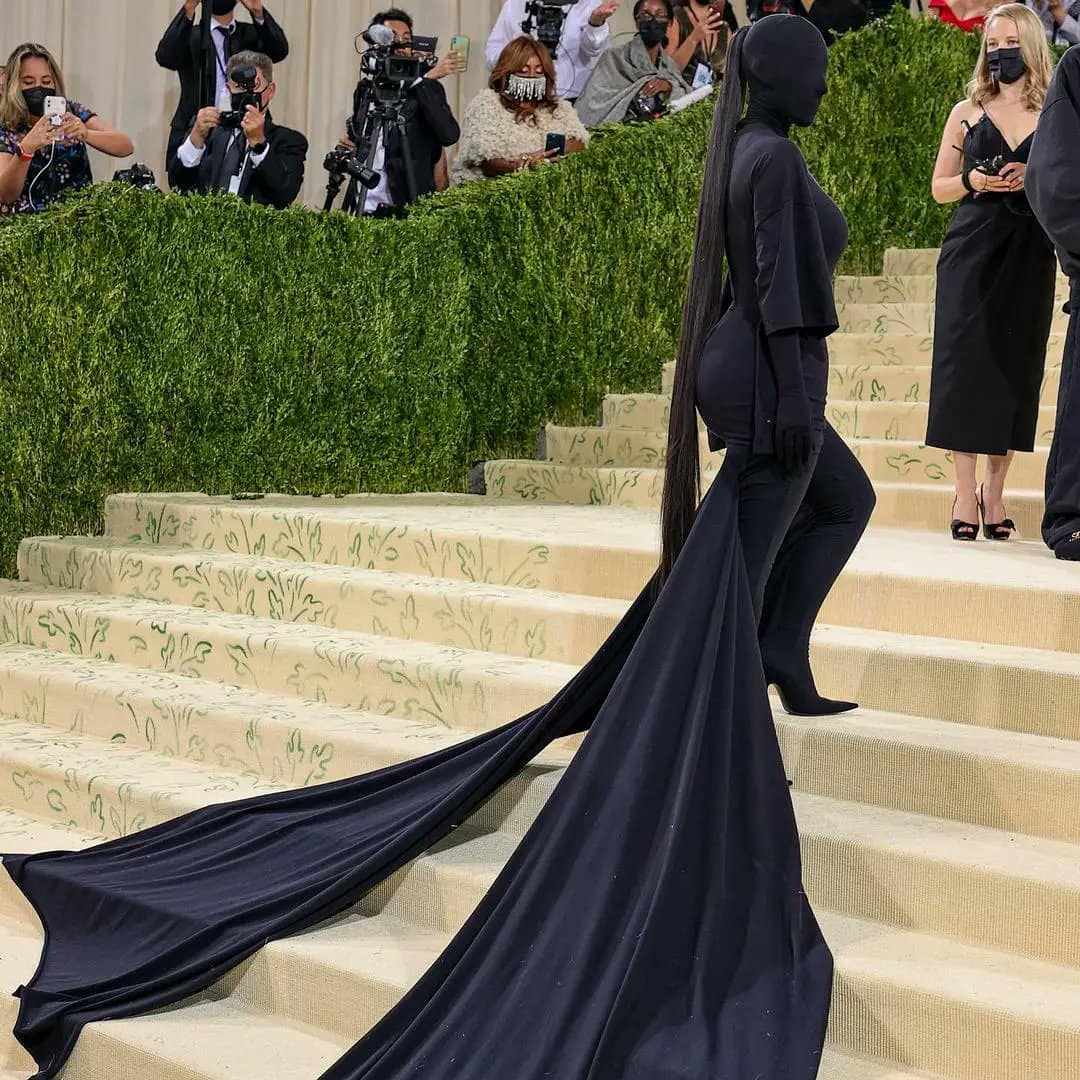 Demna 為 Kim Kardashian 在去年 Met Gala 所做的造型亦掀起了一陣熱烈討論