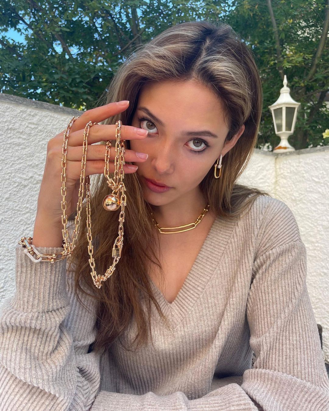 滑雪服藏傲人雙峰＋逆天長腿！「冰雪公主」谷愛凌 26 代言接手軟