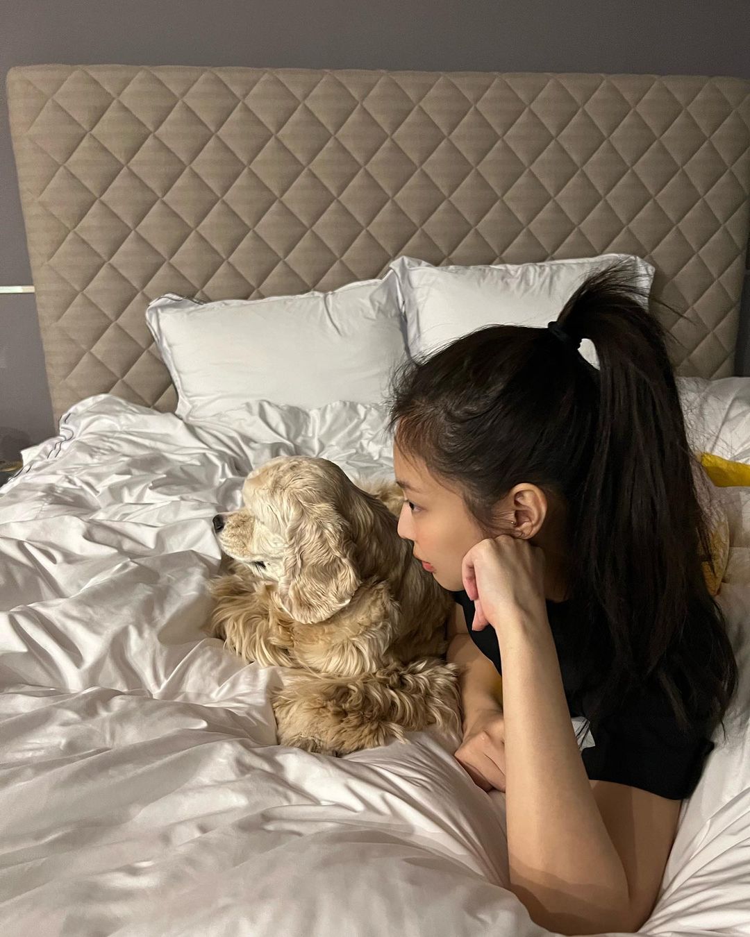 跟 IU 一樣狂？人間香奈兒 Jennie 發佈仰胸床照 同款短 T 瞬間賣爆