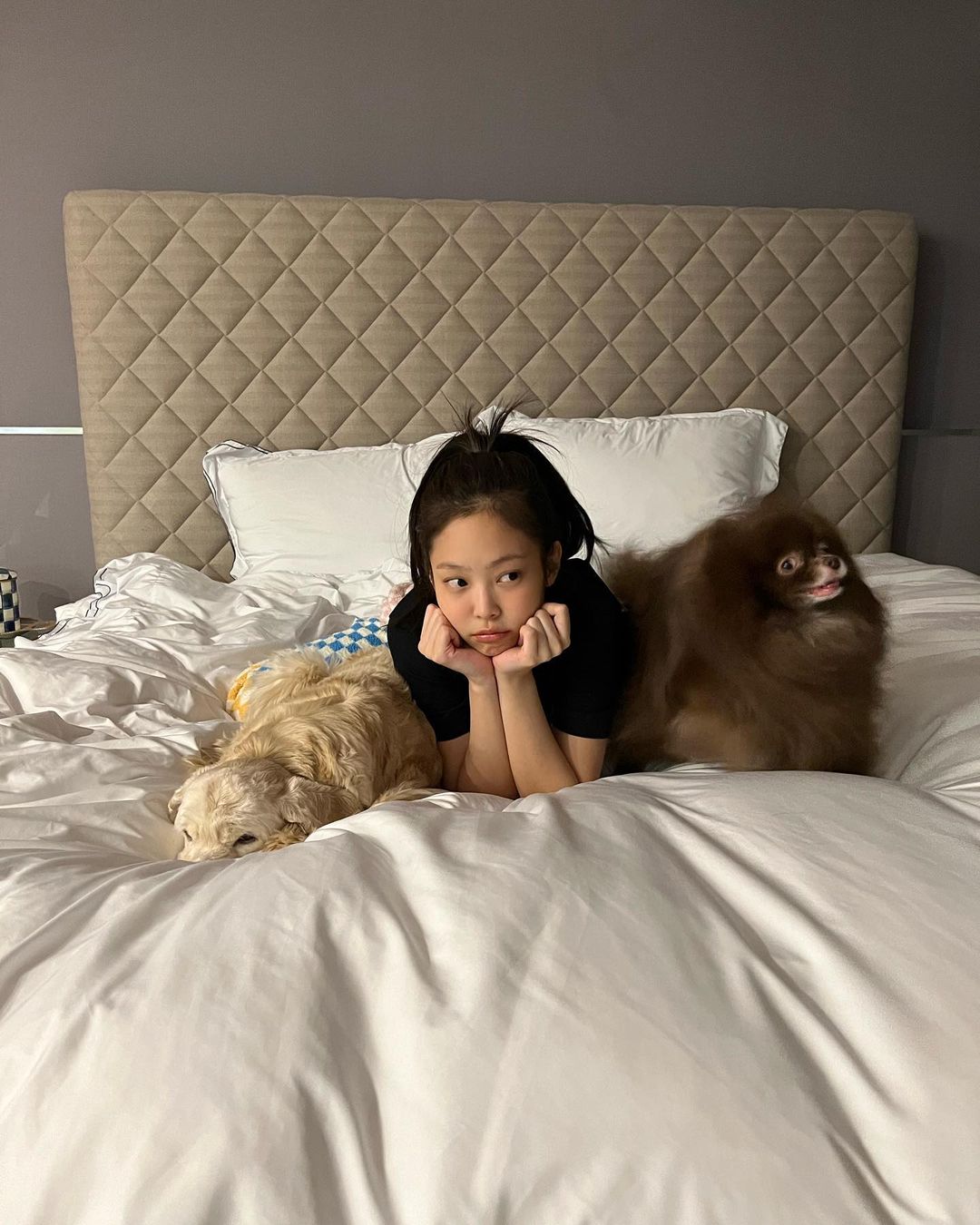 跟 IU 一樣狂？人間香奈兒 Jennie 發佈仰胸床照 同款短 T 瞬間賣爆
