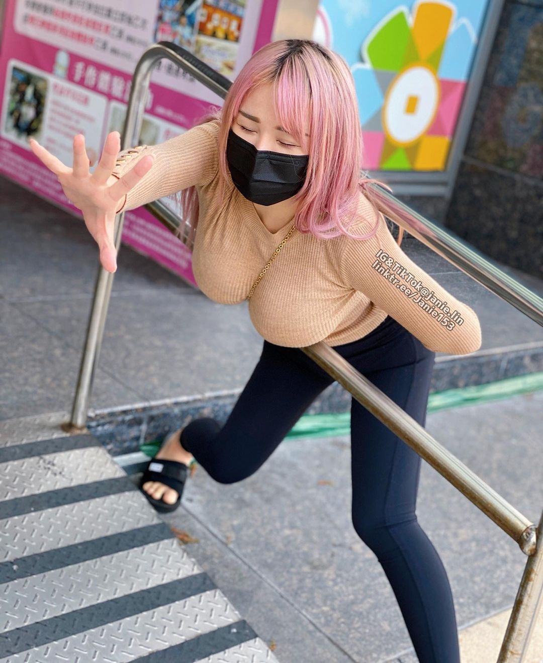 上萬老司機驚呼「這根本神還原！」JANiE泥泥 F 奶擦玻璃、完美複製《星期一的豐滿》