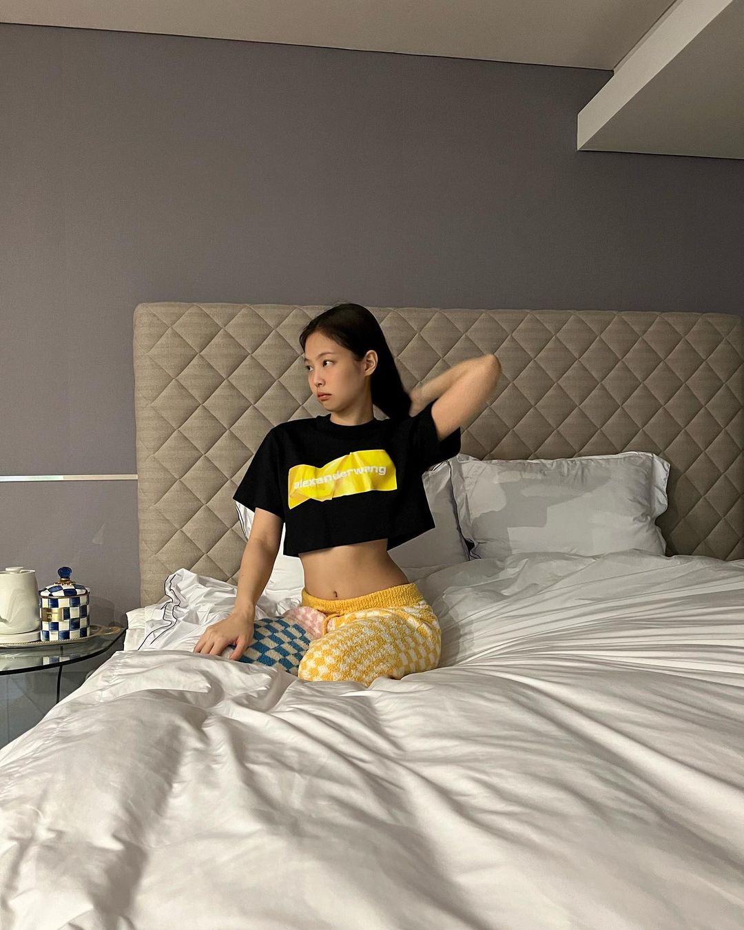 跟 IU 一樣狂？人間香奈兒 Jennie 發佈仰胸床照 同款短 T 瞬間賣爆