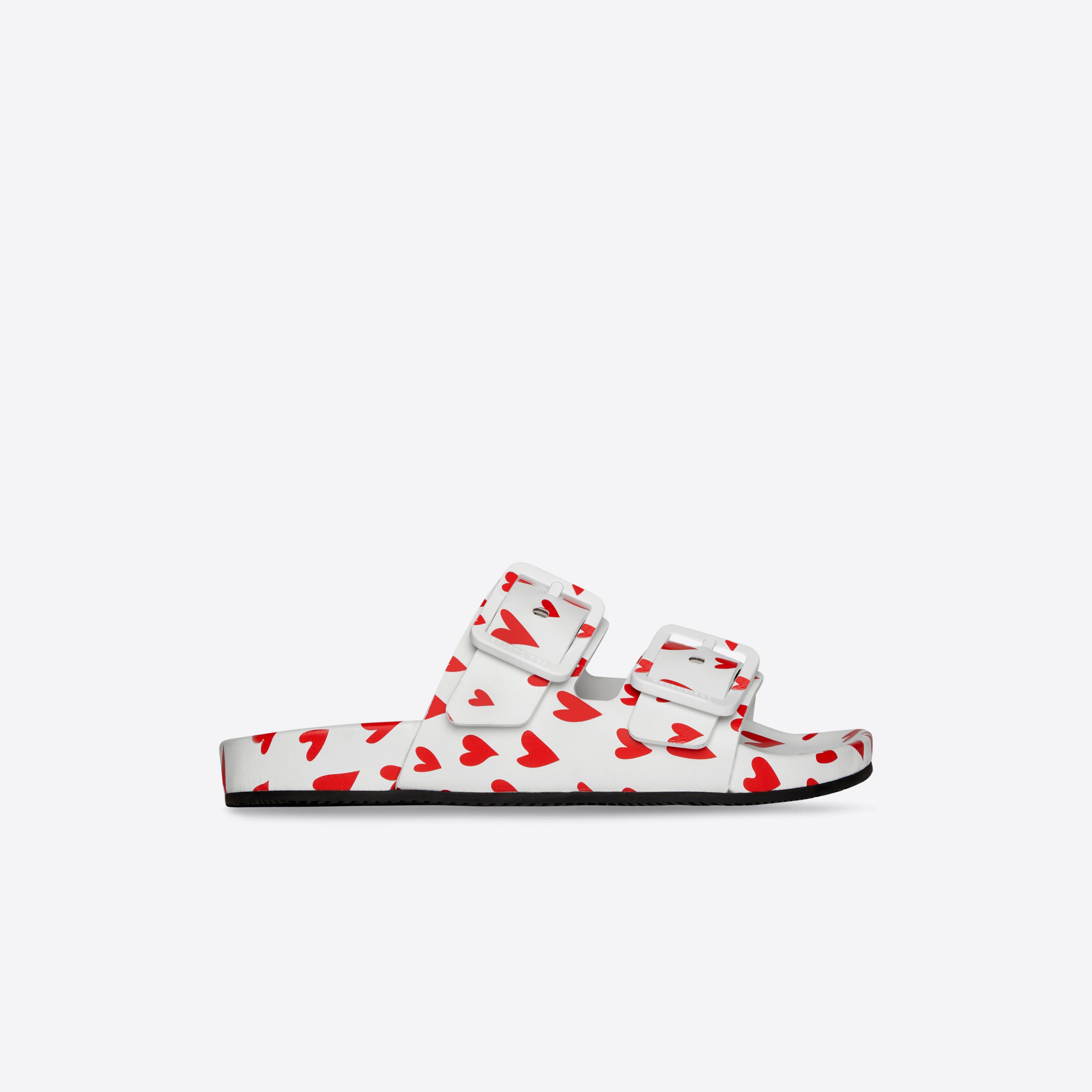 比肩小賈的 Triple S？Balenciaga 釋出全新情人節鞋款，穿上還不轉角遇到愛？