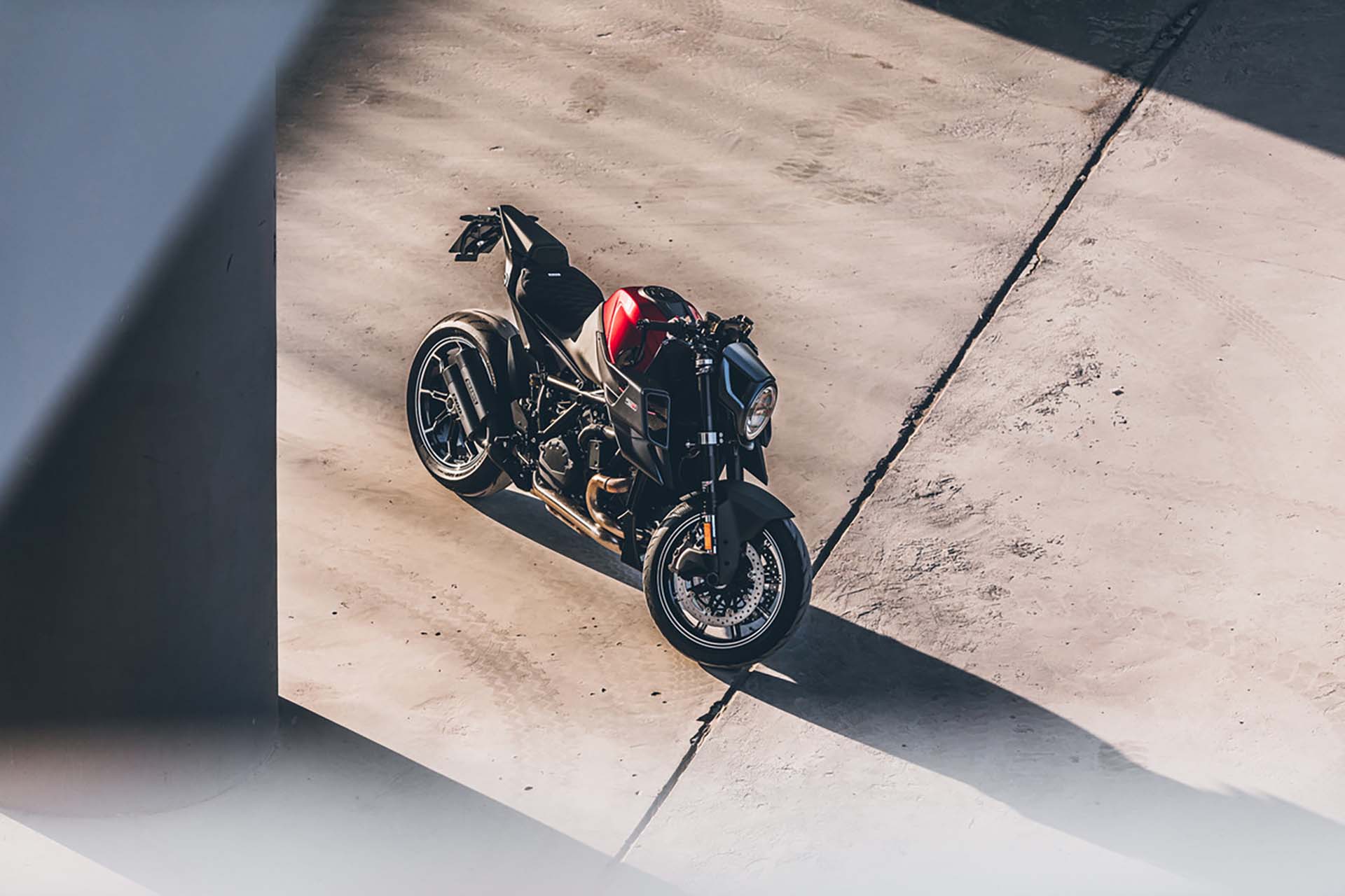 料想不到！Brabus 攜手 KTM 推出 1300 R 運動街車，全球限量 154 輛！