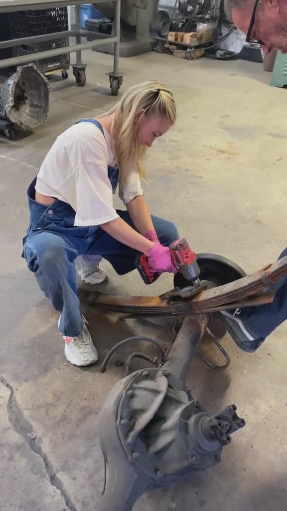 想上車嗎？席德妮史威尼熱愛 DIY 改車...自己的車頭燈自己裝