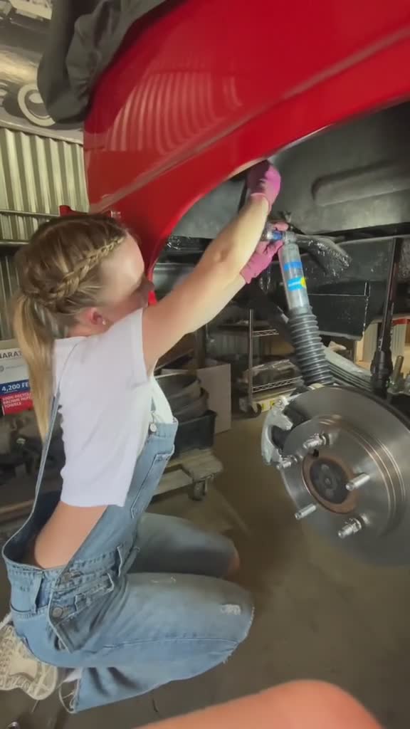 想上車嗎？席德妮史威尼熱愛 DIY 改車...自己的車頭燈自己裝