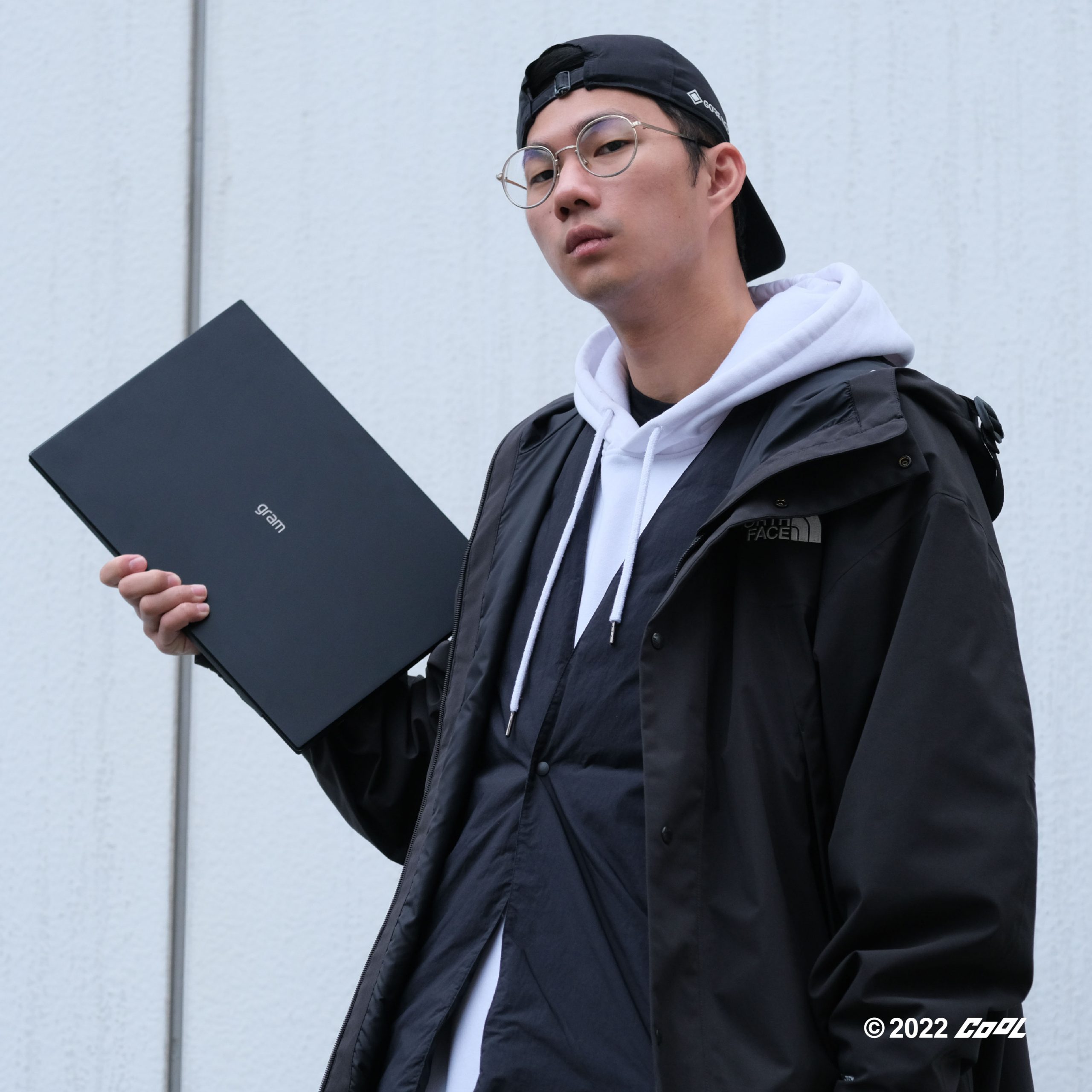 最強 COOL 編誕生？讓王碩瀚一見面就想帶回家！ LG gram 超強又超輕，商務性能一定是大拇指！