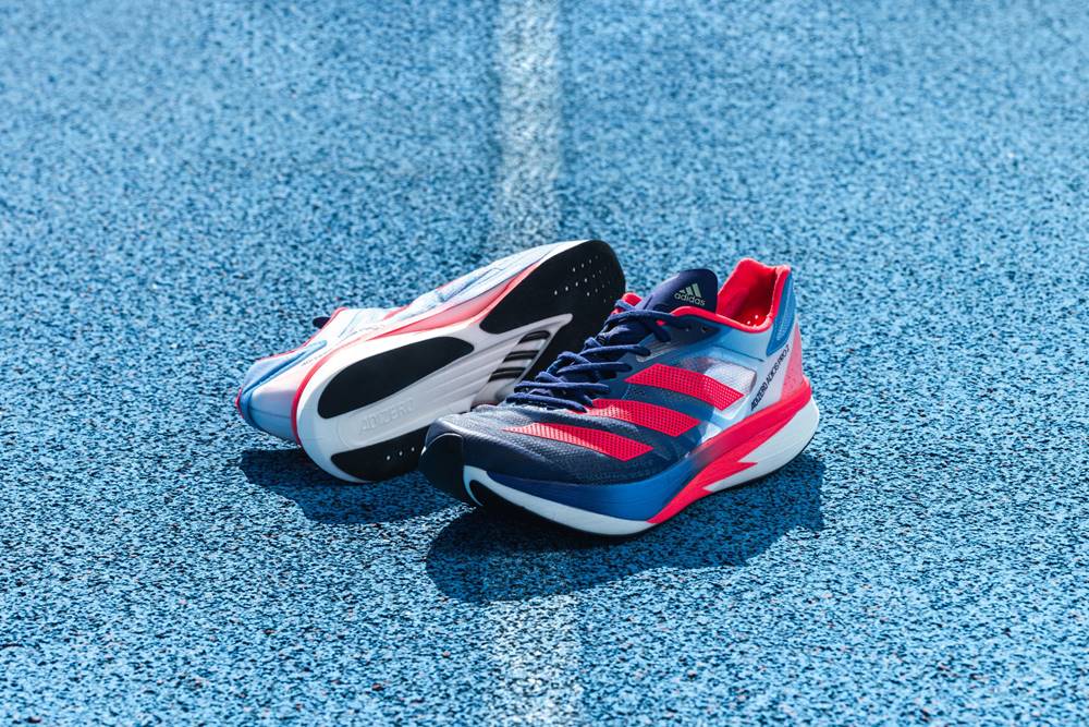 adizero adios Pro 2 與世界最頂尖長跑運動員攜手打造，持續更新男女馬拉松賽事紀錄，雙層 LightStrikePRO 中底間搭配爪型碳纖維EnergyRods，為破紀錄而生的最悍飆配！