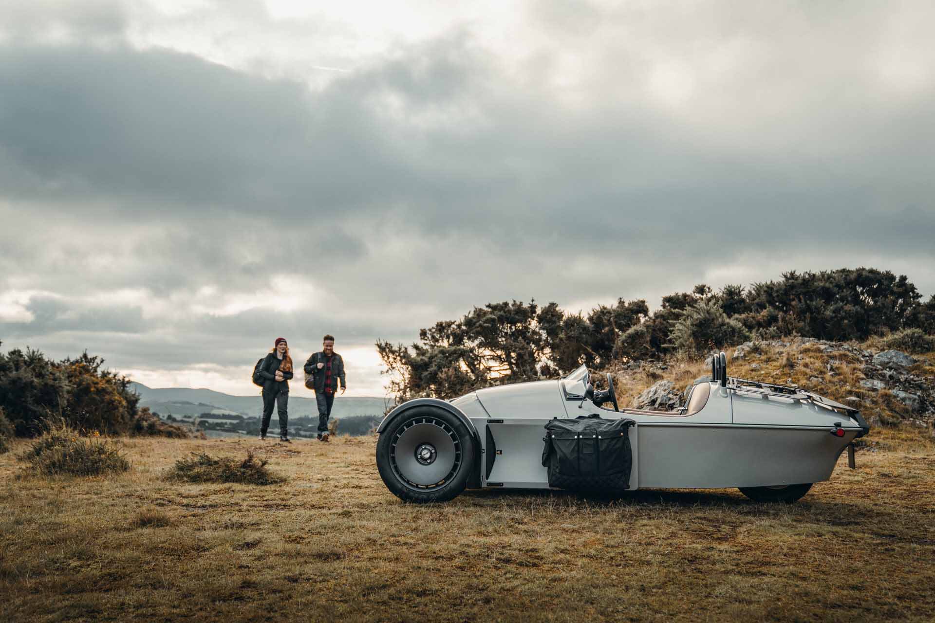 浪漫與生俱來，Morgan Super 3 三輪車跑不快、但超帥！