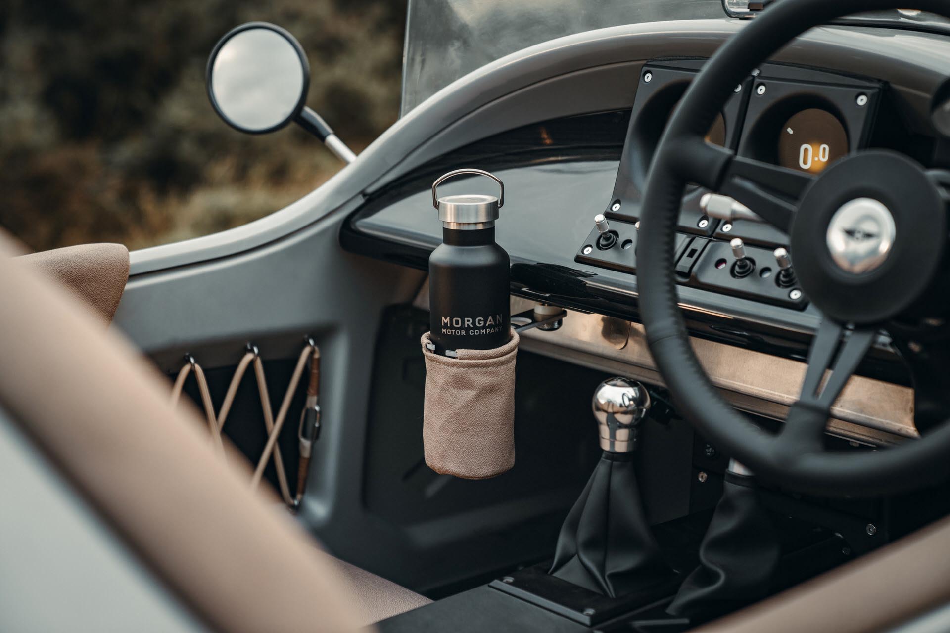 浪漫與生俱來，Morgan Super 3 三輪車跑不快、但超帥！