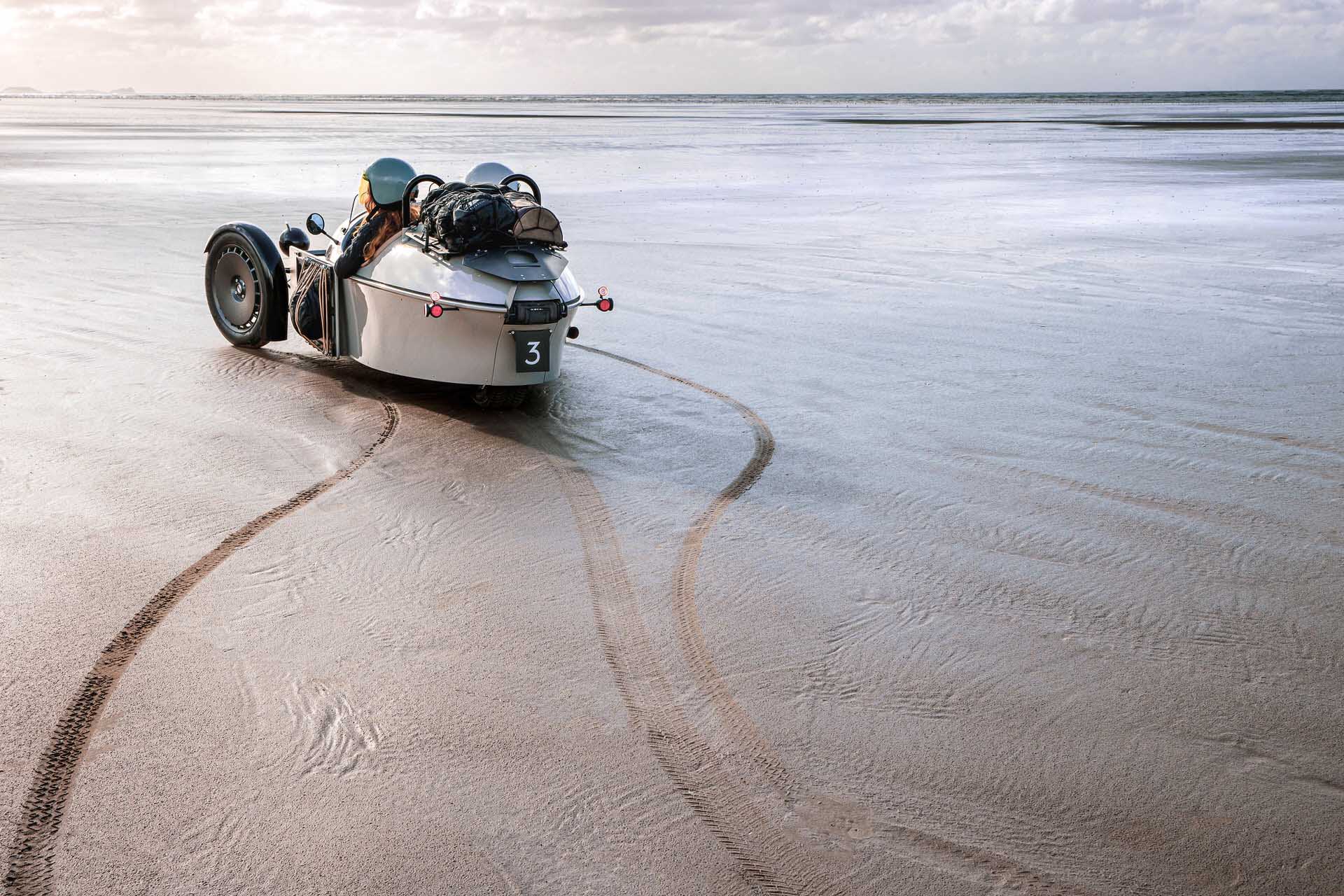 浪漫與生俱來，Morgan Super 3 三輪車跑不快、但超帥！